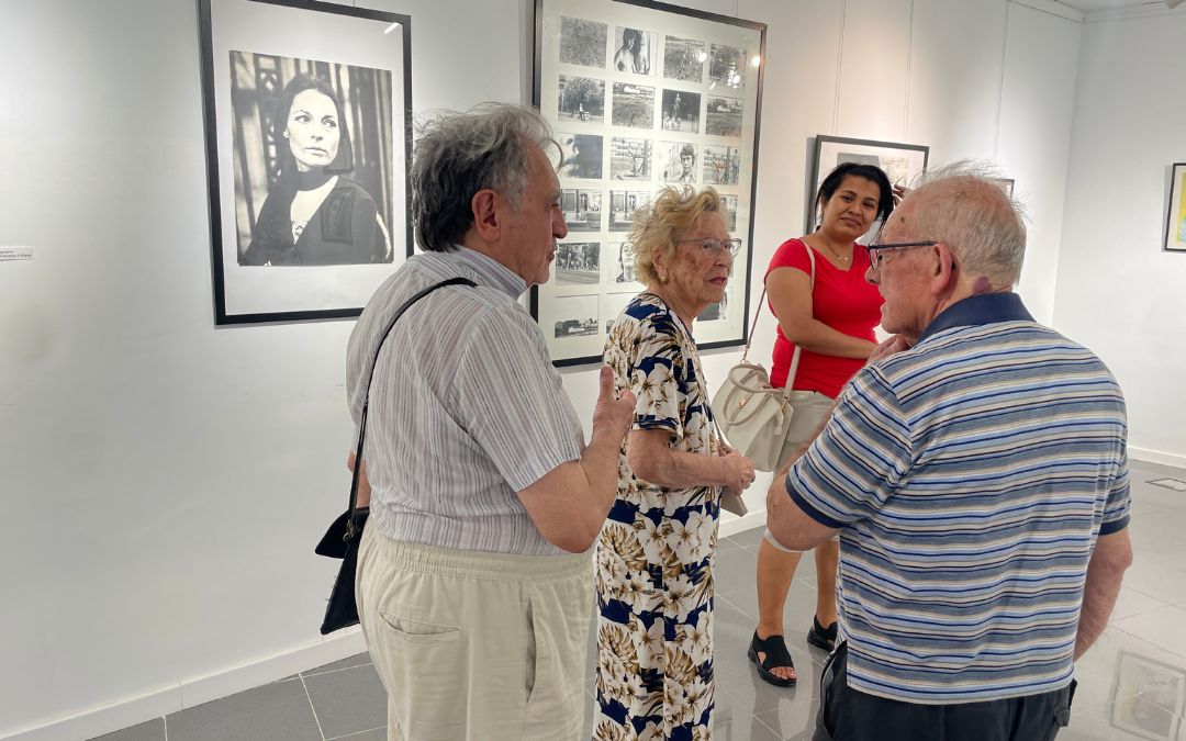 El autor recibe y explica a los visitantes su exposición./ S.F.