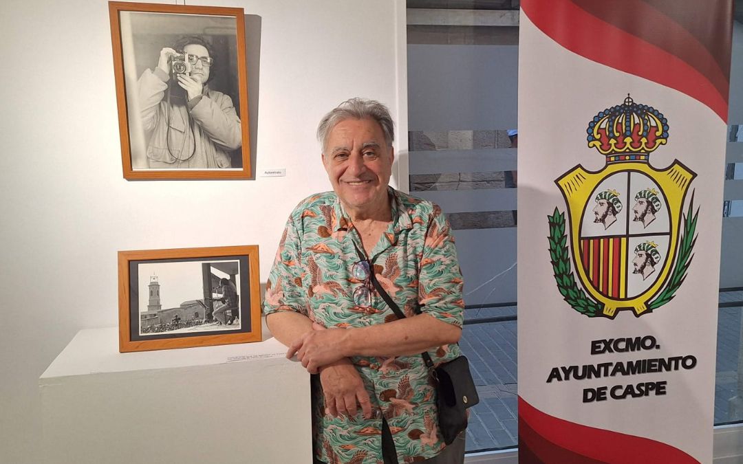 Alejo Lorén junto a una fotografía de él mismo en la época./ Alberto Serrano