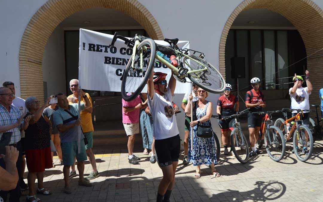 Carlos Gómez Pina alzando su bicicleta para celebrar el reto logrado / EsHíjar