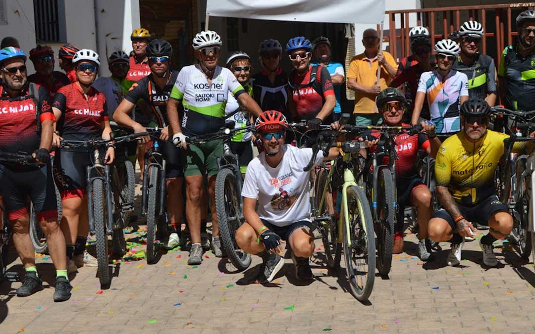 Carlos Gómez Pina junto a amigos y vecinos que le acompañaron durante el último tramo / EsHíjar