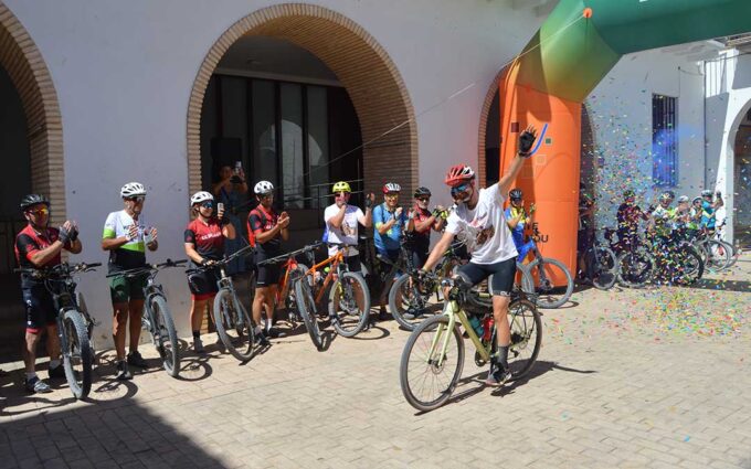 Carlos Gómez regresa a Híjar tras completar sus ‘236 Pedaladas por Teruel’ con cerca de 9.000 euros recaudados