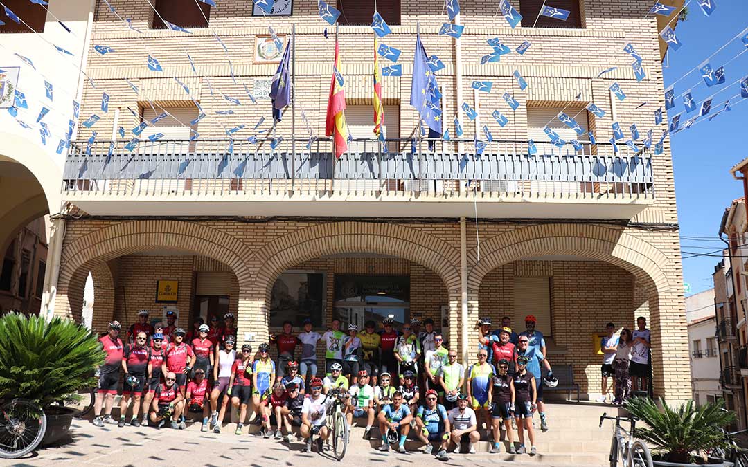 Grupo de ciclistas que han acompañado a Carlos Gómez Pina / Miguel Ángel Gareta