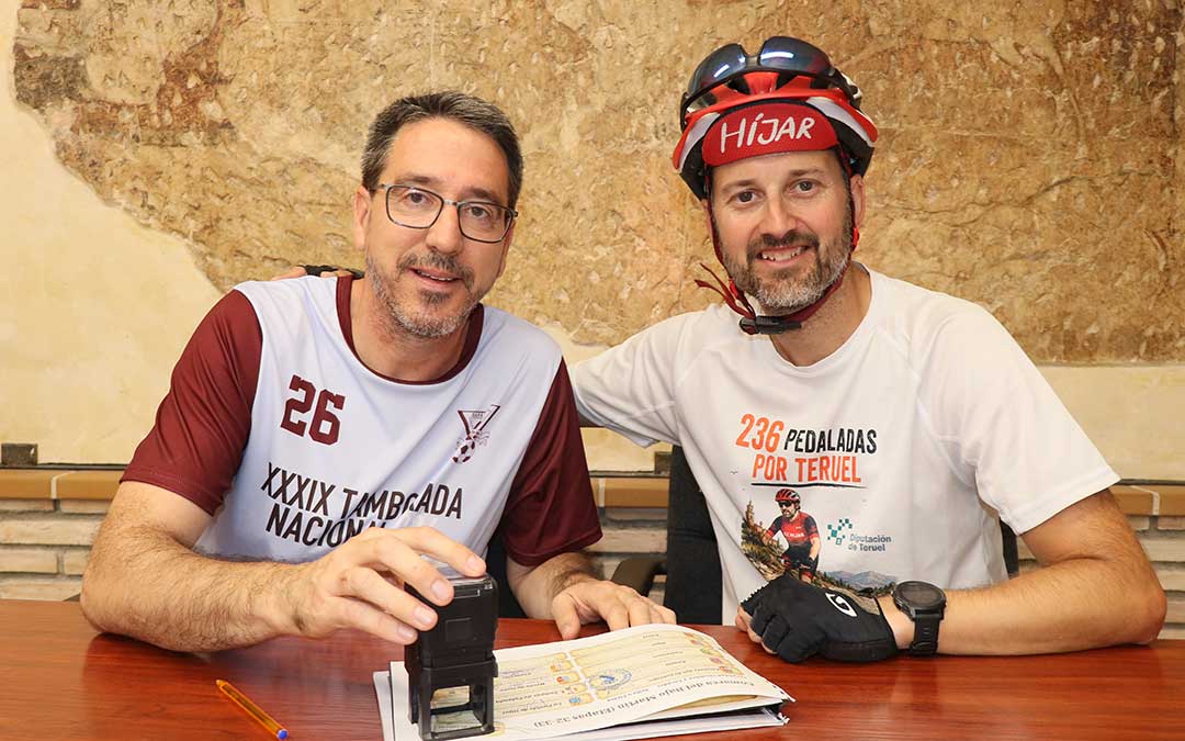 Carlos Gómez Pina firmando el libro de ruta en el Ayuntamiento / Miguel Ángel Gareta