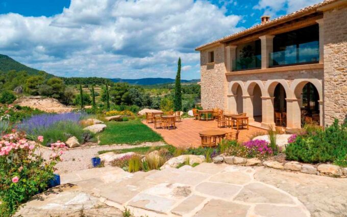 17 habitaciones, spa y 23 hectáreas: Así es el hotel de lujo del Matarraña que se vende por 4 millones de euros