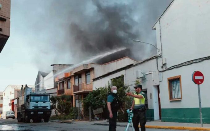 Mueren un bombero de la Diputación de Zaragoza y un operario en un incendio en un taller mecánico en Calatorao