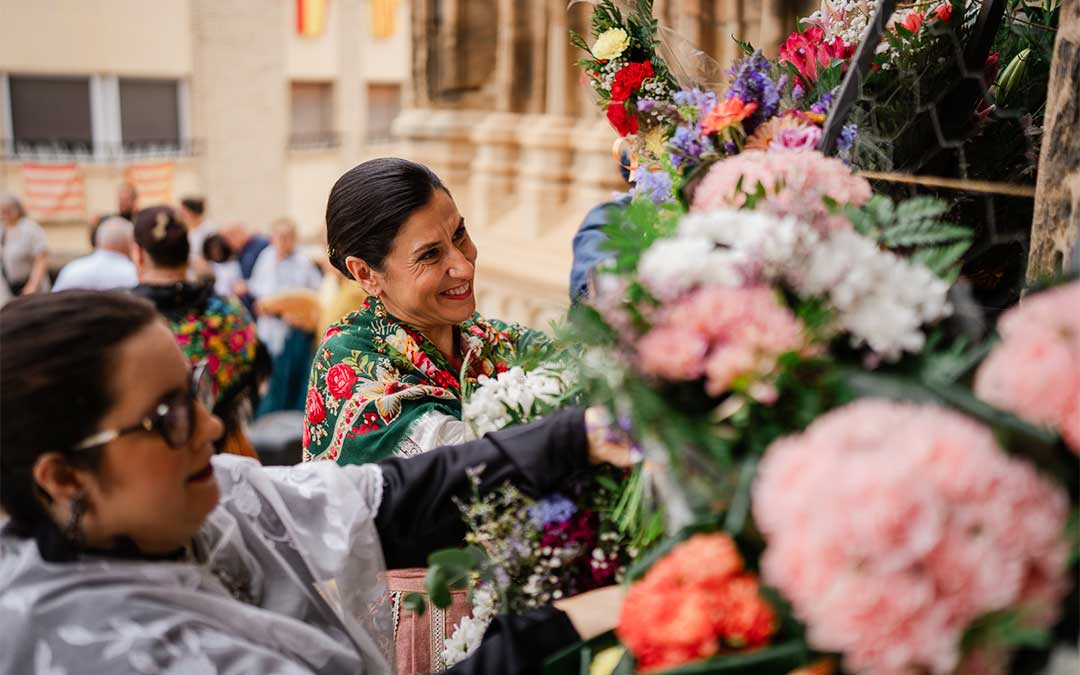 La virgen recibe los ramos de flores./ Ayuntamiento de Caspe