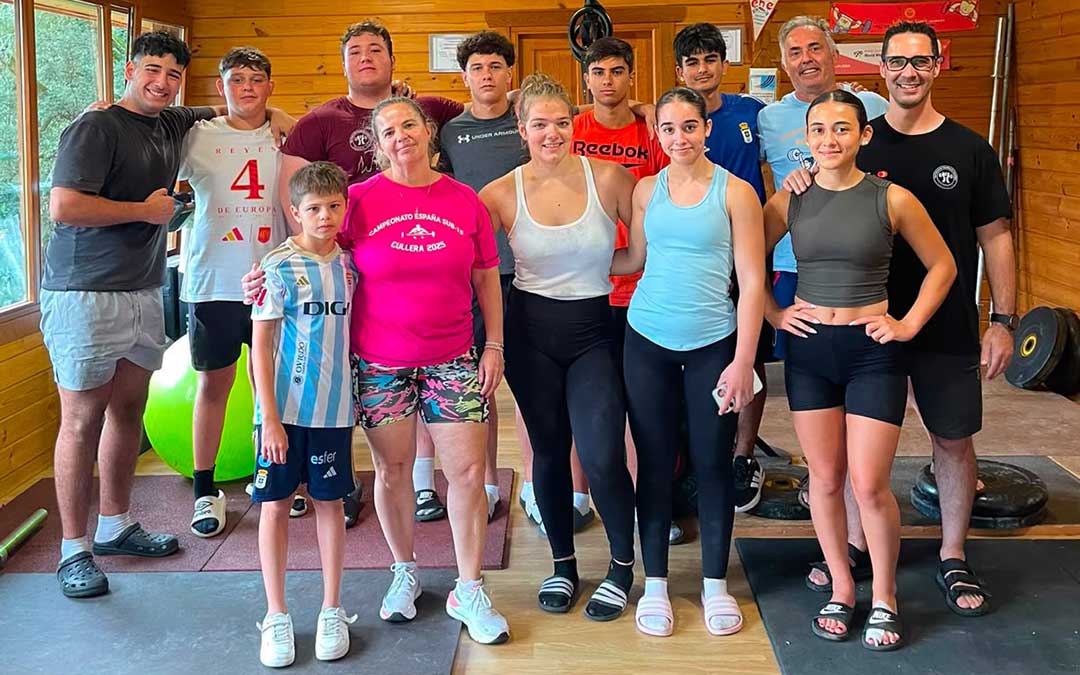 El levantador alcañizano junto a sus compañeros dentro del gimnasio de su entrenador en Laredo / Cedida