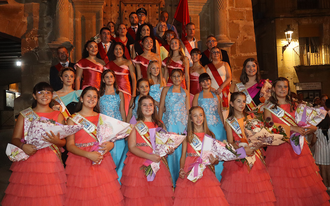 Foto de familia de las Maellanas de Honor entrantes y salientes junto a la corporación municipal. / A.Z