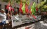 Cientos de bomberos protestan ante el Pignatelli para exigir a la DGA que negocie: «Azcón, tienes el fuego en la puerta»