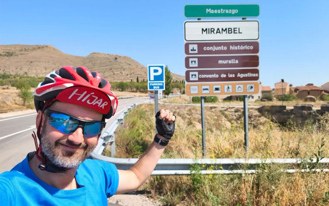 Carlos Gómez, en Mirambel, punto de partida de la etapa 28 del reto '236 Pedaladas por Teruel'. Además de promocionar los pueblos, el hijarano recauda fondos para la investigación en cáncer. Se puede donar en la web del reto y en los días de fiestas de Híjar en la peña 'Los que faltaban'. / @236pedaladasporteruel