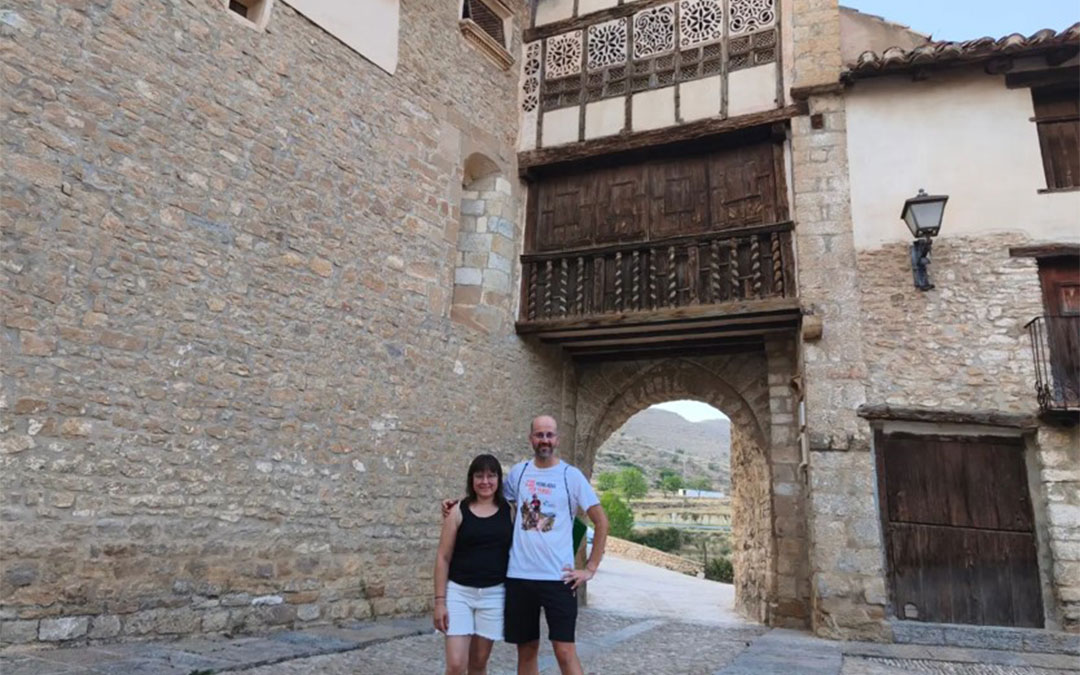 Carlos Gómez, junto a la alcaldesa de Mirambel, Mari Carmen Soler, que le hizo de guía en su pueblo. / @236pedaladasporteruel