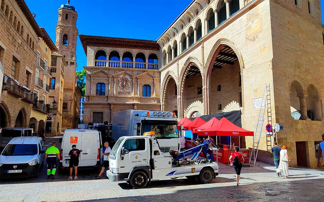 Los preparativos en la plaza de España este jueves. / Alberto Gracia