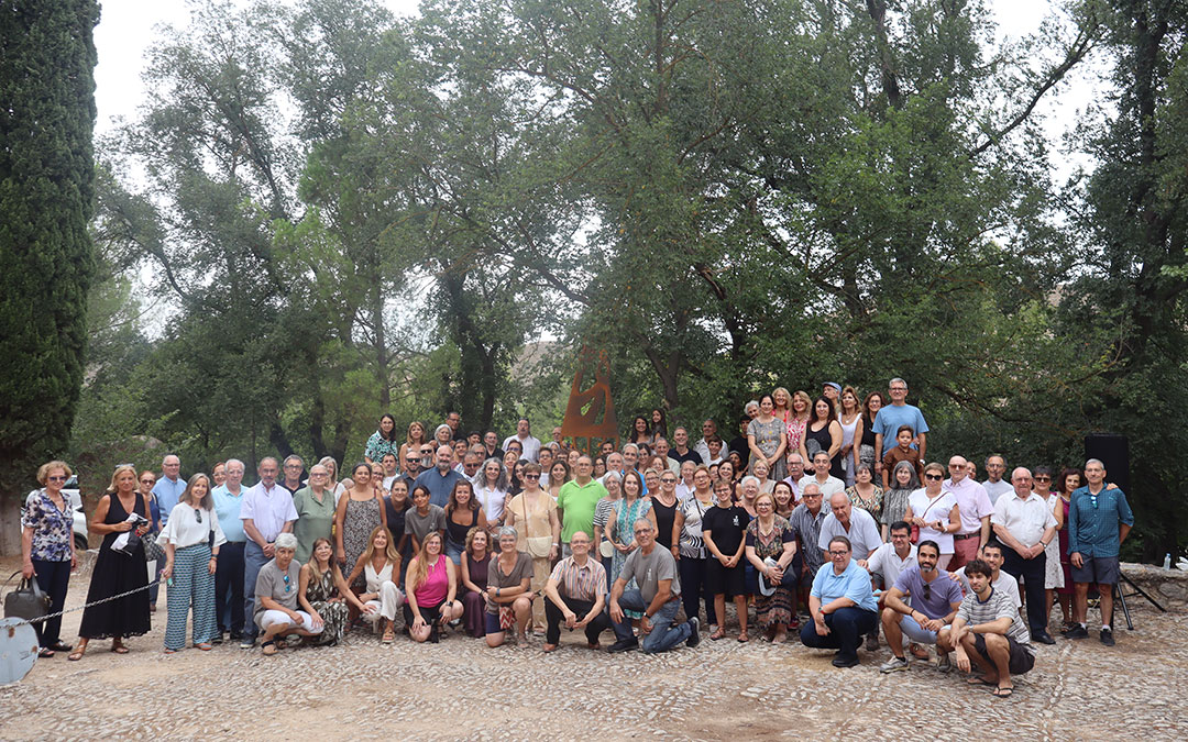 Foto de familia de los vecinos, Amics de Nonasp, escultor, Santiago Gimeno con la escultura en el fondo. / Alba Zurita