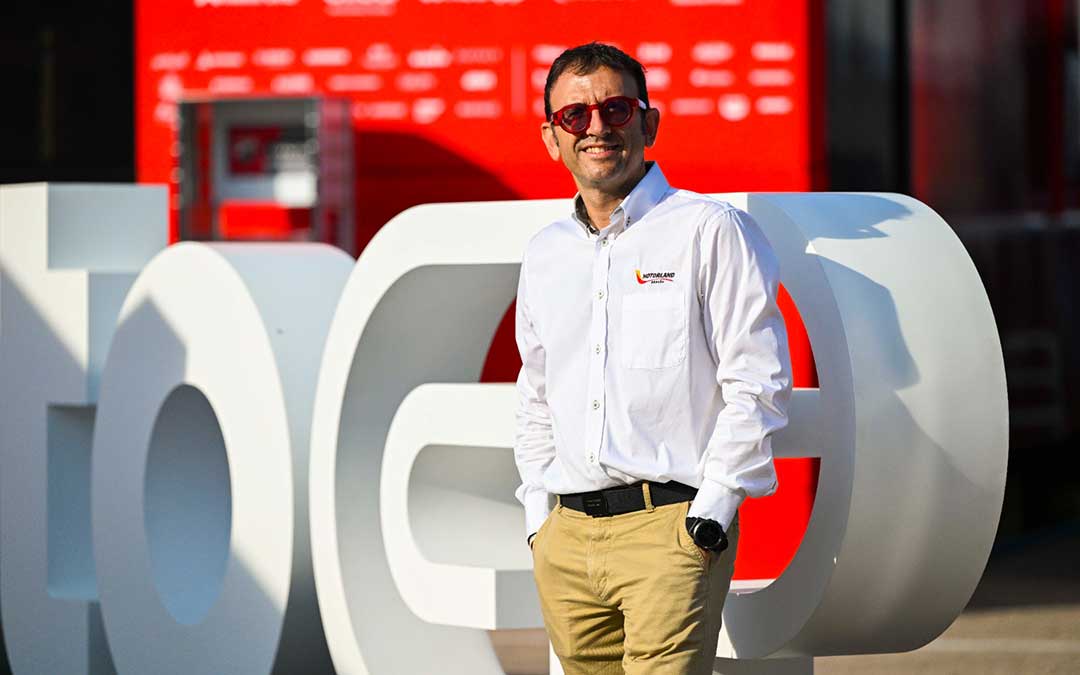 El director gerente del circuito, Jorge Panadés, en el paddock de Motorland Aragón. / MOTORLAND