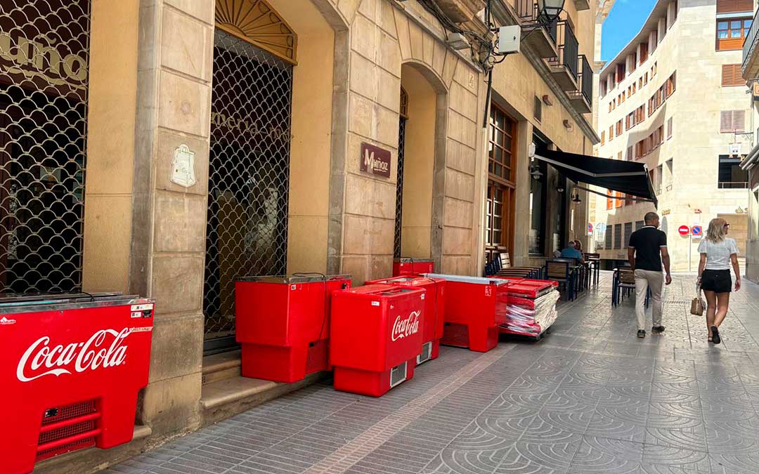 En la calle Alejandre se acumulan las neveras listas para las barras./ M.M.R.