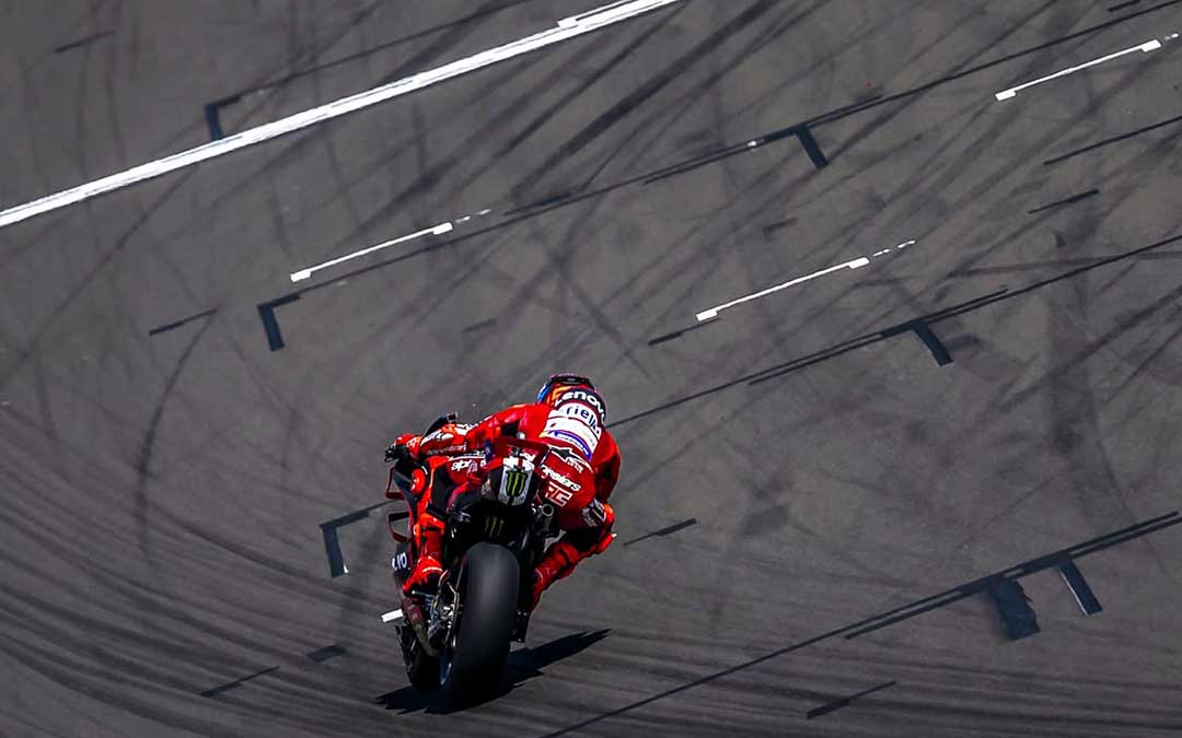 Marc Márquez en la soledad de la recta principal de Silverstone / Ducaticorse
