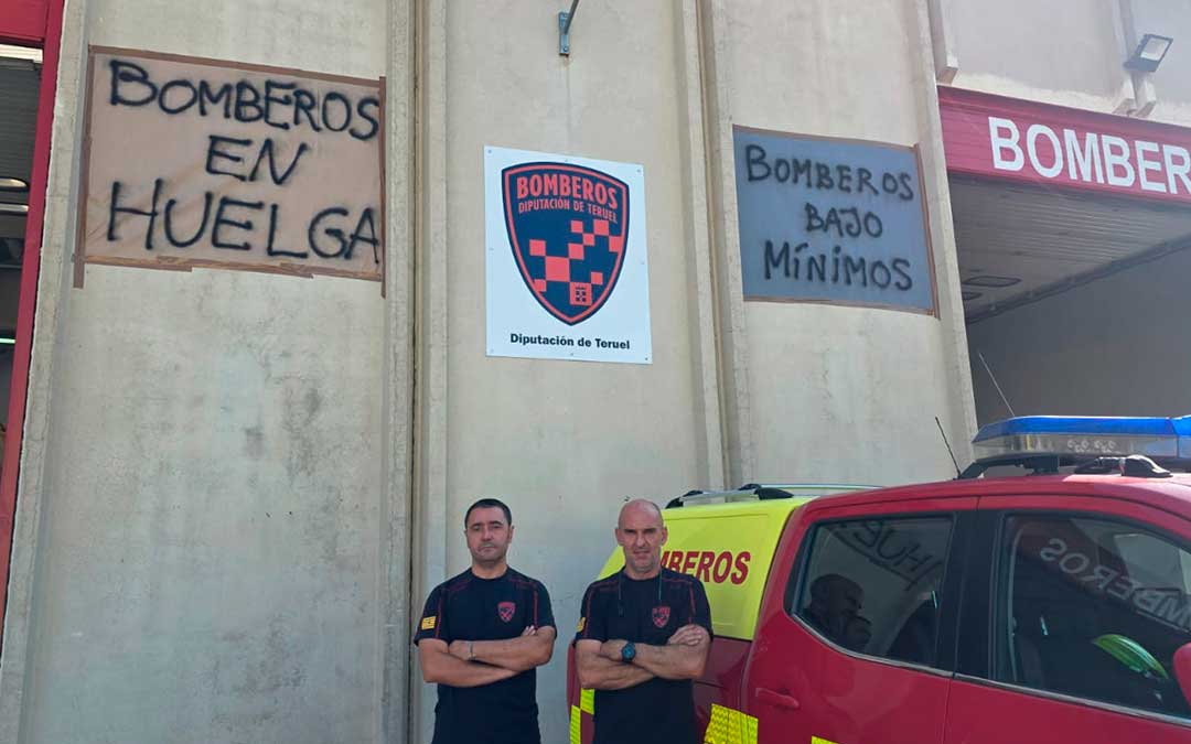 David Muñoz y Manolo Meléndez en el parque de bomberos de Teruel, en turno de servicios mínimos / Cedida