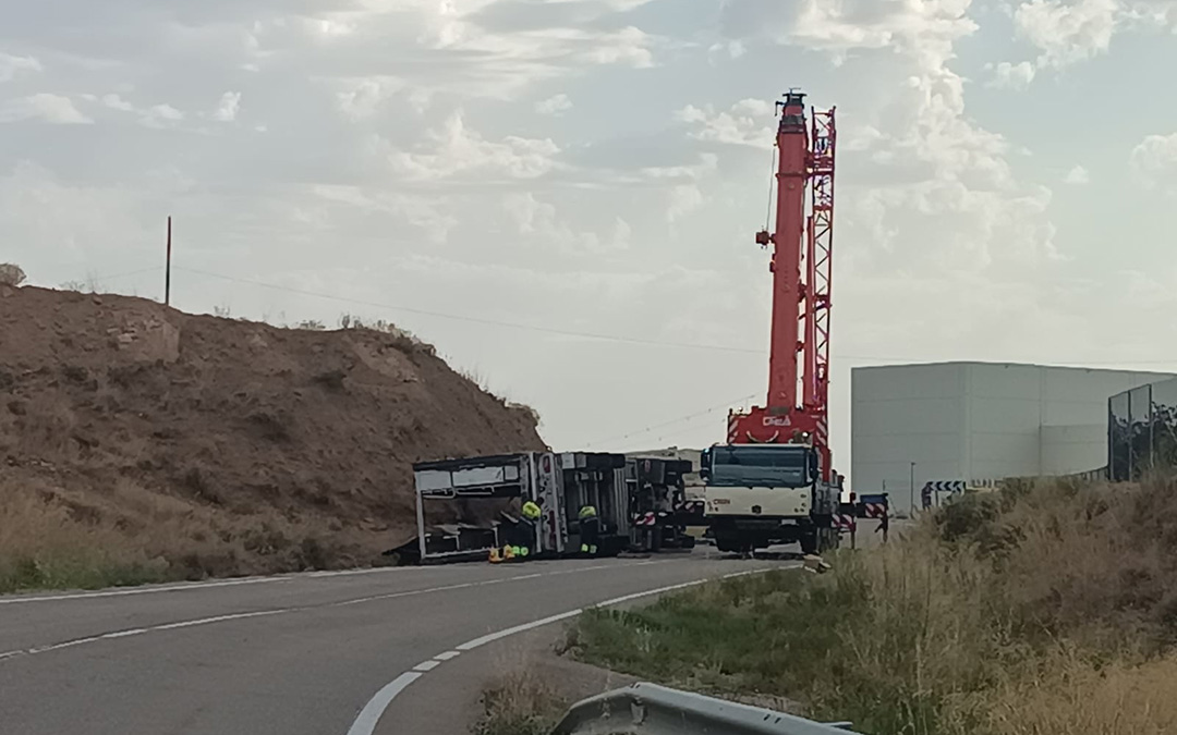 La grúa retirando el camión accidentado de la carretera en Urrea. / Cedida