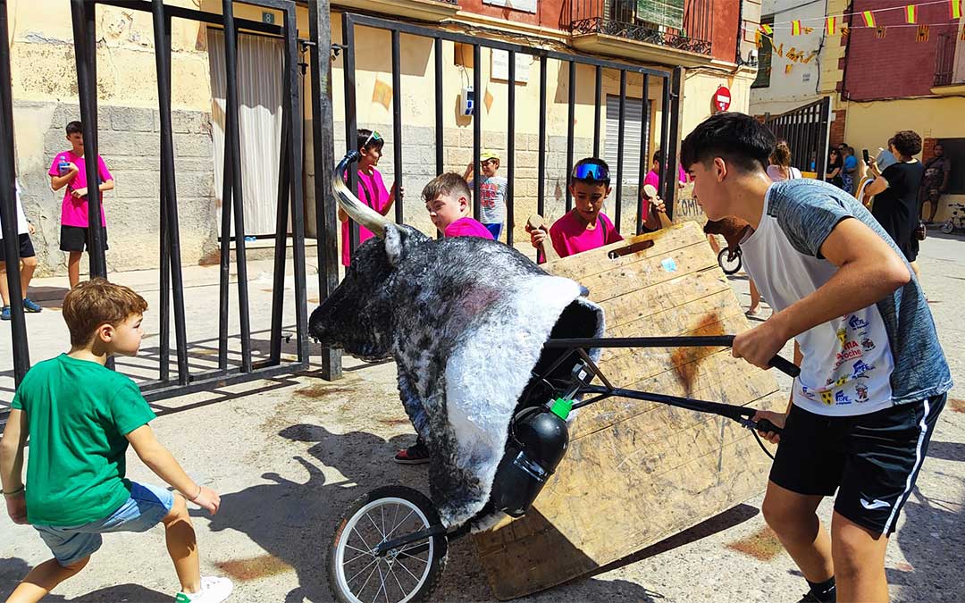 Carretones y toros-chiquis para el público infantil después del chupinazo y pregón. / Alberto Gracia