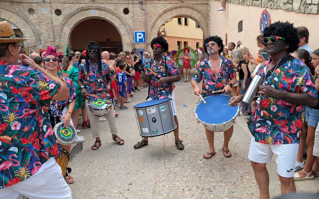 Ritmos caribeños en las carrozas de Urrea de Gaén. / Abdul Grau