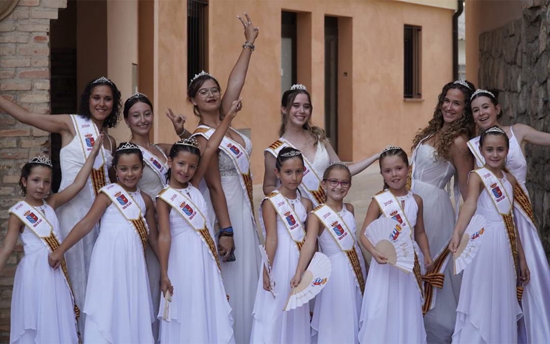 Las Reinas de Fiestas de Urrea de Gaén, radiantes antes de iniciar el desfile de carrozas. / Abdul Grau