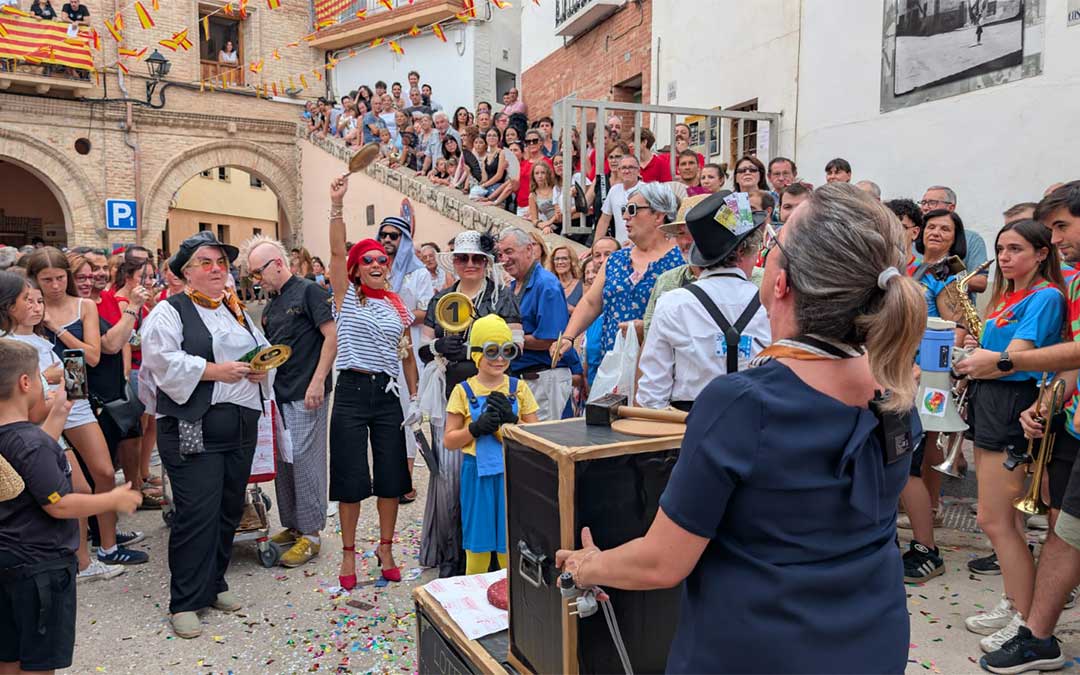 Personajes animados en las carrozas de Urrea. / Abdul Grau