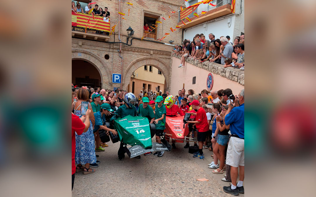 Carreras de coches en vivo en las carrozas de Urrea. / Abdul Grau