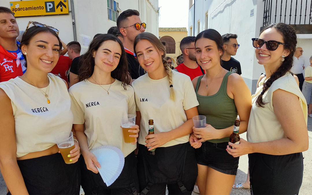 Ambiente de inicio de fiestas en Urrea de Gaén en el chupinazo 2026. / Alberto Gracia