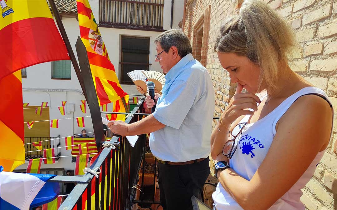 La alcaldesa de Urrea, Silvia Blasco, escuchando atenta el pregón con el que Félix Sanz se emocionó y emocionó. / Alberto Gracia
