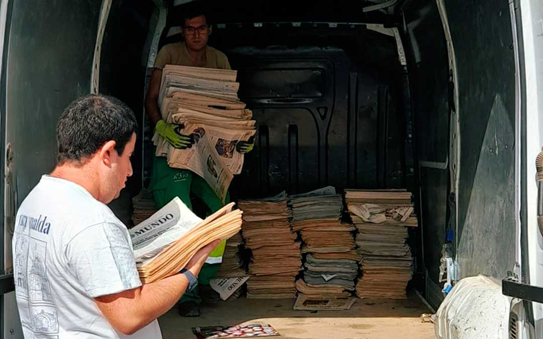 Más de 1.000 kilos de periódicos procedentes de la colección de un vecino / Atadi