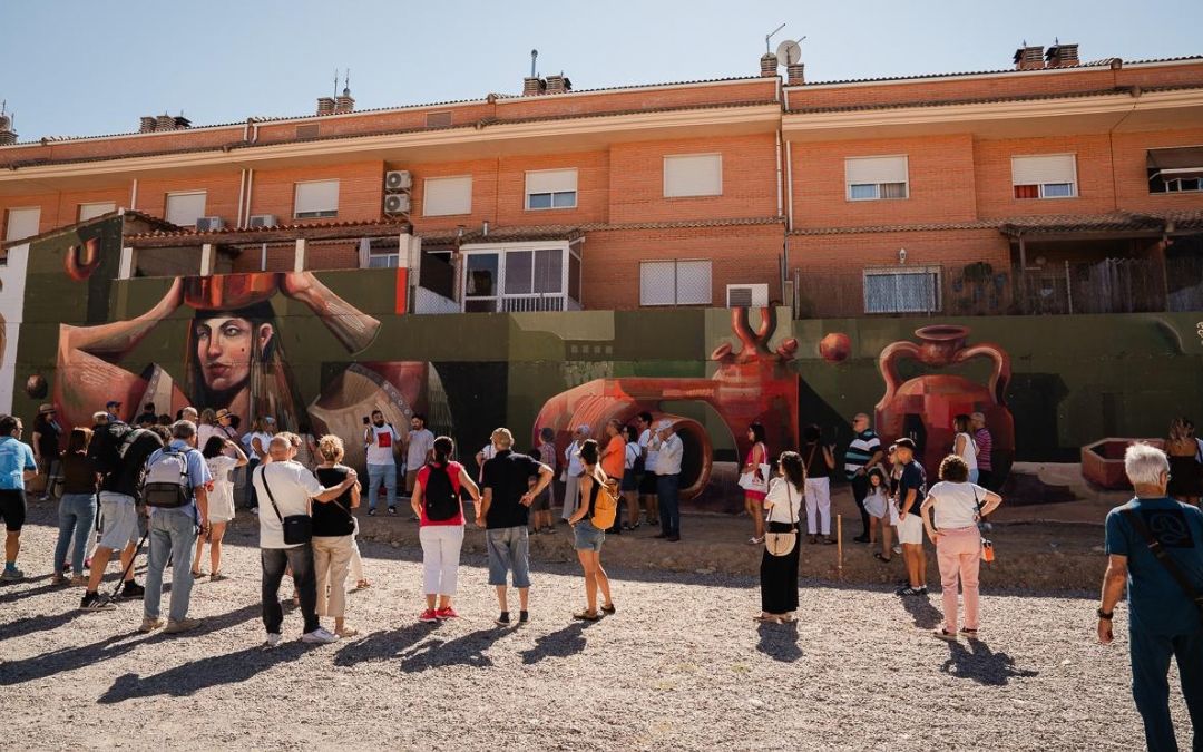 Un centenar de personas acudieron a la presentación de los murales, el pasado domingo./ Cliché y Gancho Estudio