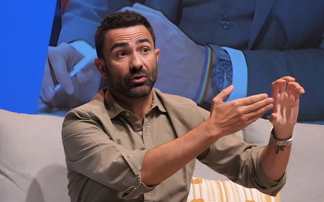 El periodista de investigación de La Sexta Joaquín Castellón durante su intervención en la ponencia `Investigar bajo presión: fuentes, pruebas y verificación´/ Abdul Grau
