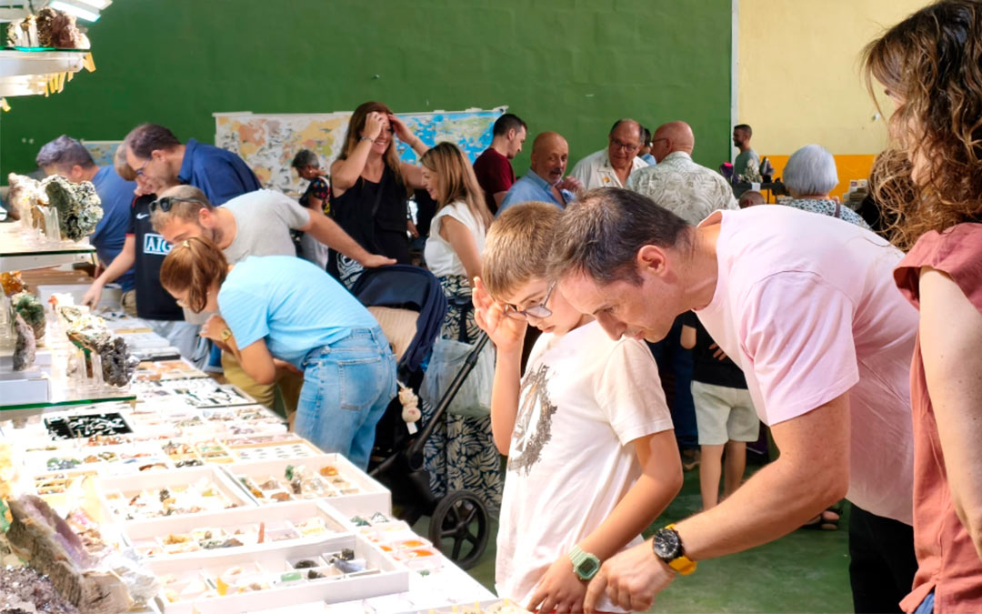 Visitantes y vecinos de Utrillas en la Feria Internacional de Minerales y Fósiles / Cedidas