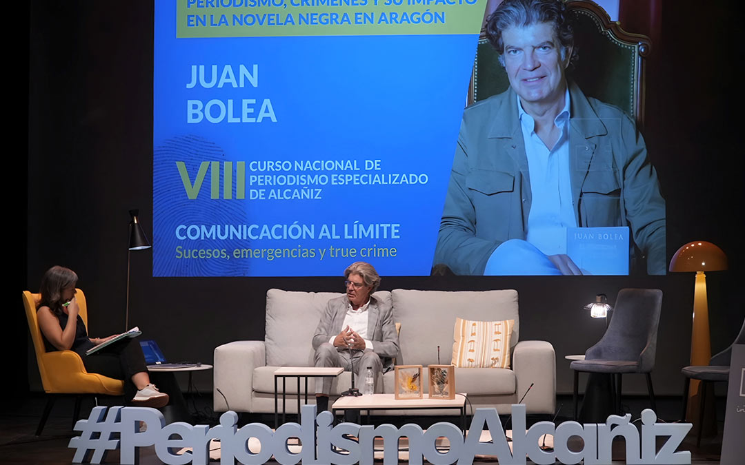 El periodista y escritor Juan Bolea durante su ponencia Periodismo, crímenes y su impacto en la novela negra en Aragón / Abdul Grau
