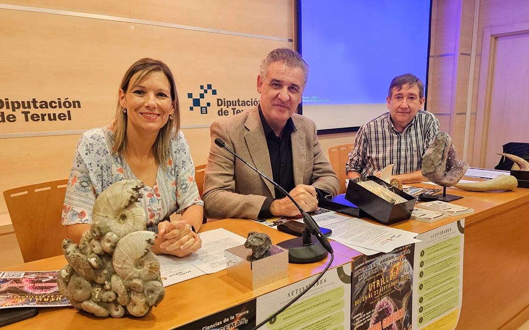 Presentación del Certamen Internacional de las Ciencias de la Tierra con Beatriz Martín, vicepresidenta primera de la Diputación Provincial de Teruel Joaquín Moreno, alcalde de Utrillas y Juan Carlos Escudero, geólogo y organizador de la feria / DPT