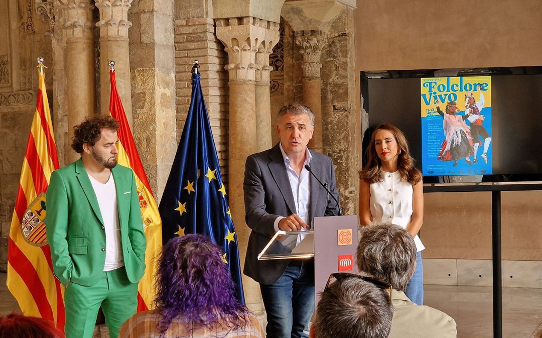 Presentación en las Cortes de Aragón de la VII edición del Festival Folclore Vivo en Las Parras de Martin por Joaquin Moreno, alcalde de Utrillas / Cedida