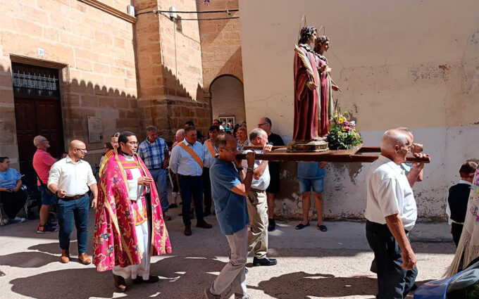 La Codoñera celebra San Cosme y San Damián entre carrozas, música y tradición