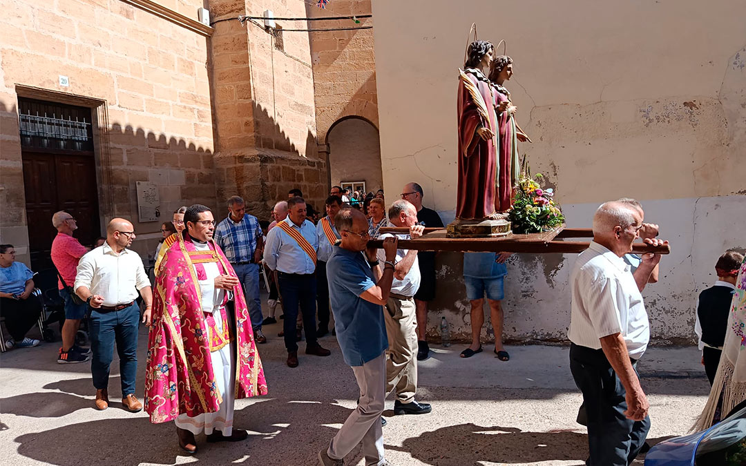 Procesión del pan bendito en las Fiestas de San Cosme y San Damián en La Codoñera / Cedidas