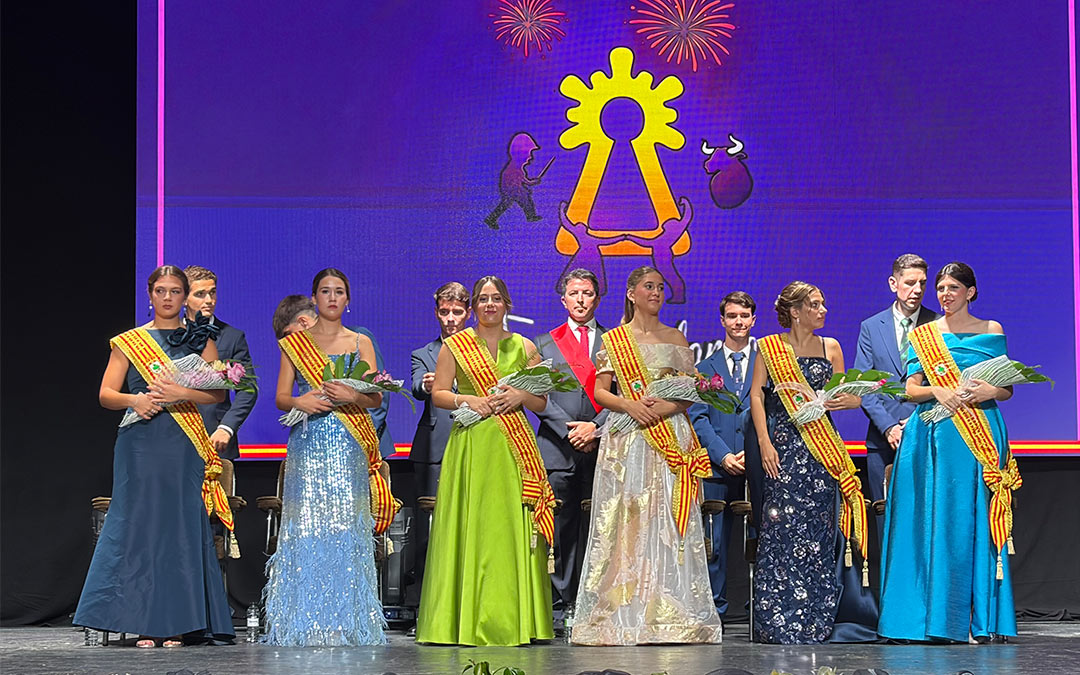Reinas entrantes 2026, junto con sus acompañantes y el alcalde de Calanda Alberto Herrero en la ceremonia de las Fiestas Patronales de Calanda por la Virgen del Pilar / A.F.