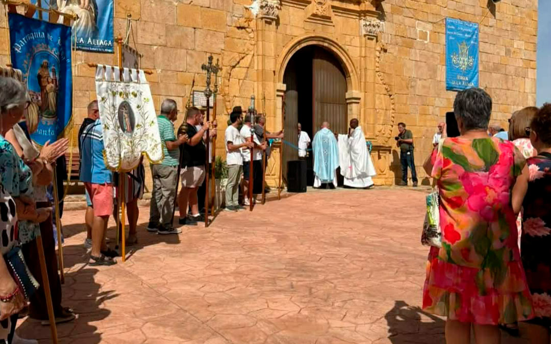 Procesión desde la Fuente de Cortes hasta el templo / Cedida
