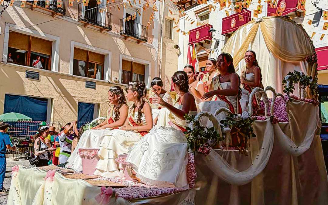La carroza de las reinas también desfiló por las calles. / Carlos Gómez