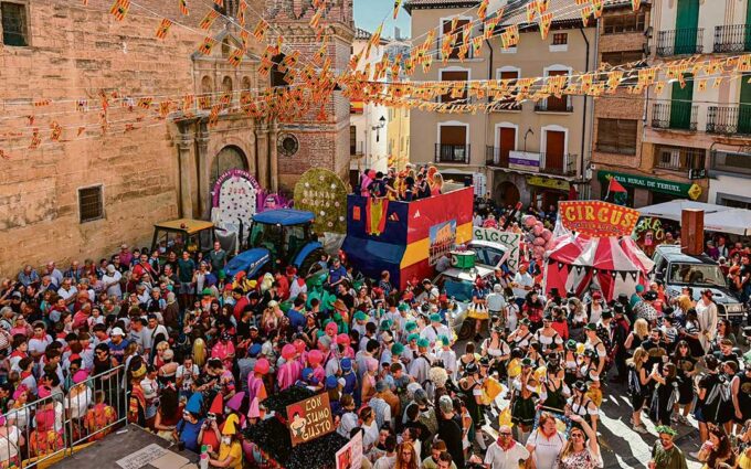 31 carrozas y comparsas para iniciar a lo grande las fiestas de Albalate