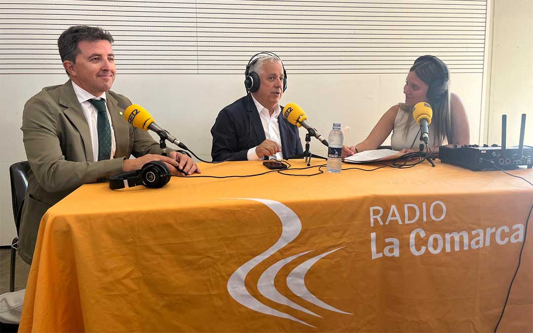 Alberto Herrero, el alcalde de Calanda, y José María Villalón, nuevo embajador del Melocotón Embolsado de Oro y Jefe de los Servicios Médicos del Atlético de Madrid en el programa especial de Radio La Comarca con motivo de la V Feria de San Miguel./ LA COMARCA