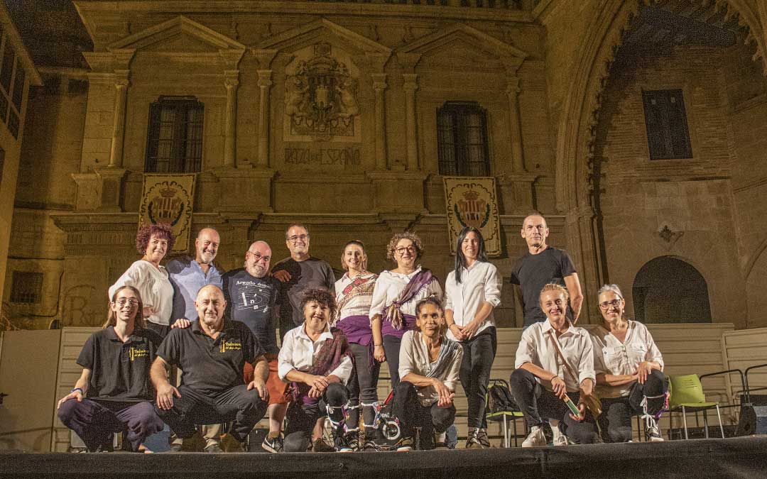 Dulzaineros del Bajo Aragón y parte del Dance de Albalate del Arzobispo, tras su actuación en la plaza de España de Alcañiz en plenas fiestas. / B. Severino