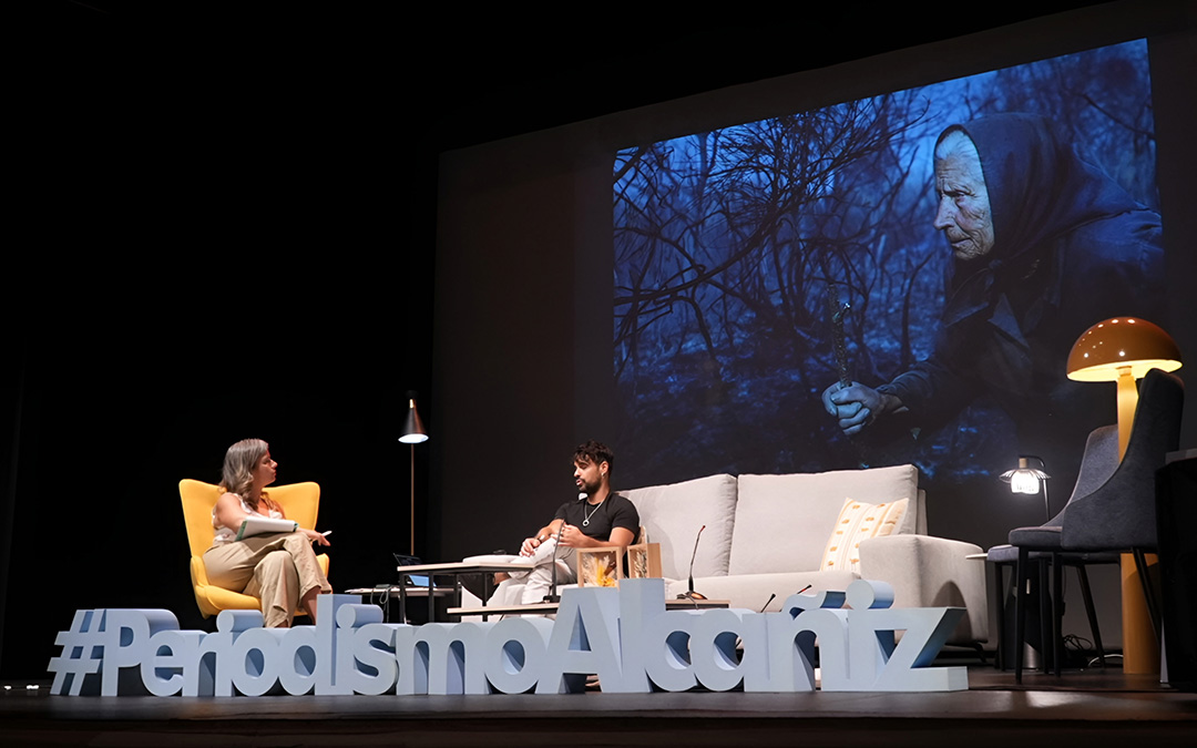 El fotoperiodista gallego Brais Lorenzo conversa con Eva Defior en la ponencia previa al inicio del Curso Nacional de Periodismo 2026. / Abdul Grau