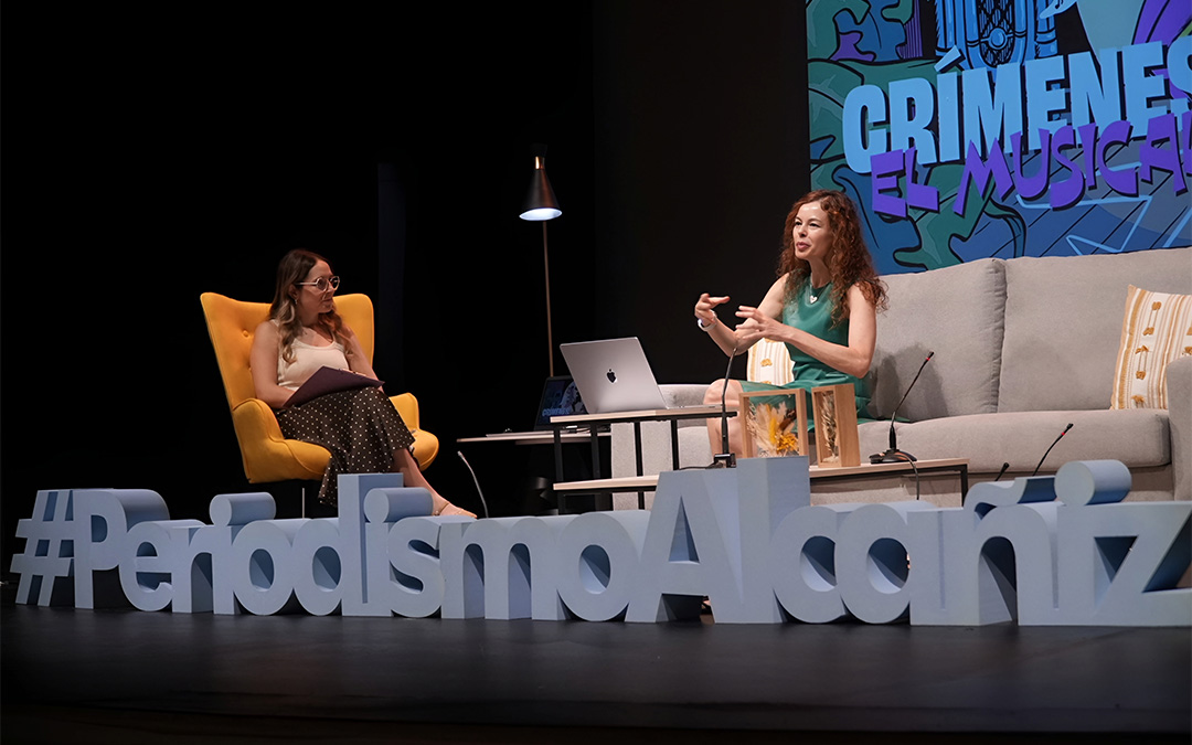 Intervención de Mar Abad, periodista directora y creadora del podcast 'Crímenes. El Musical', junto a Gema Romero, periodista, moderadora y coordinadora del Curso de Periodismo de Alcañiz, / Abdul Grau