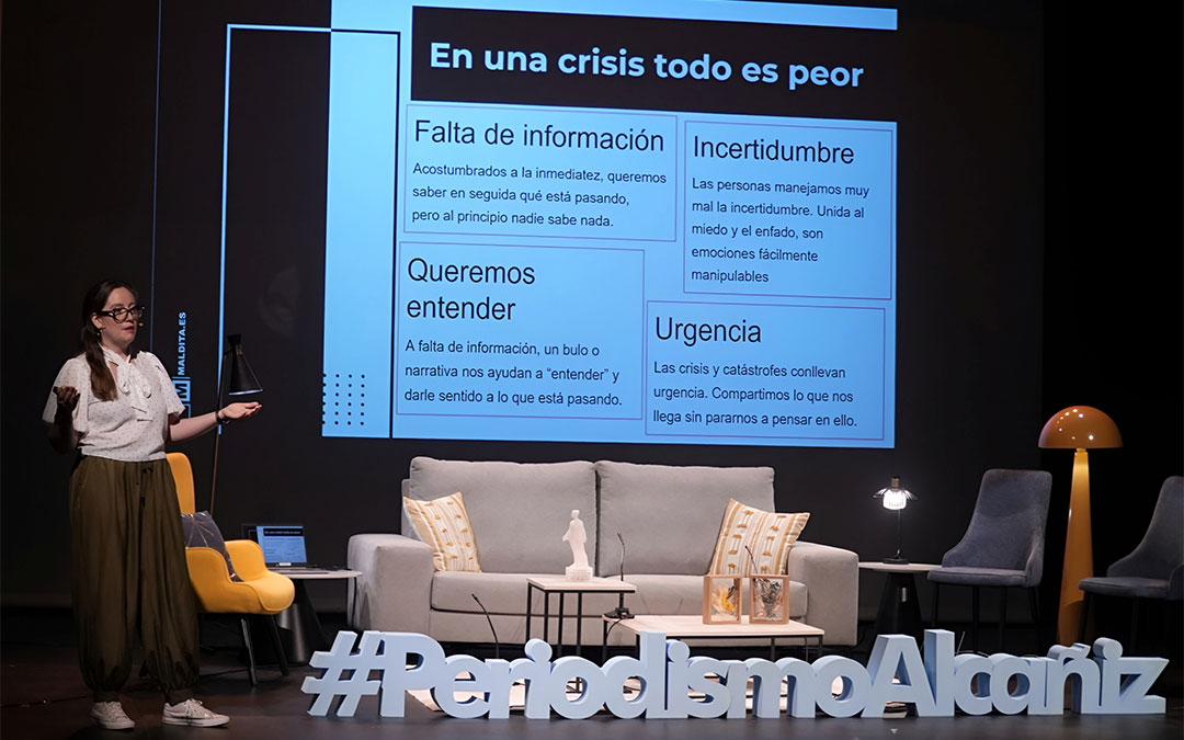 Desde Maldita.es, la periodista y adjunta a la dirección del medio, Rocío Benavente, llevó al escenario un taller sobre bulos en emergencias y crisis. / Abdul Grau