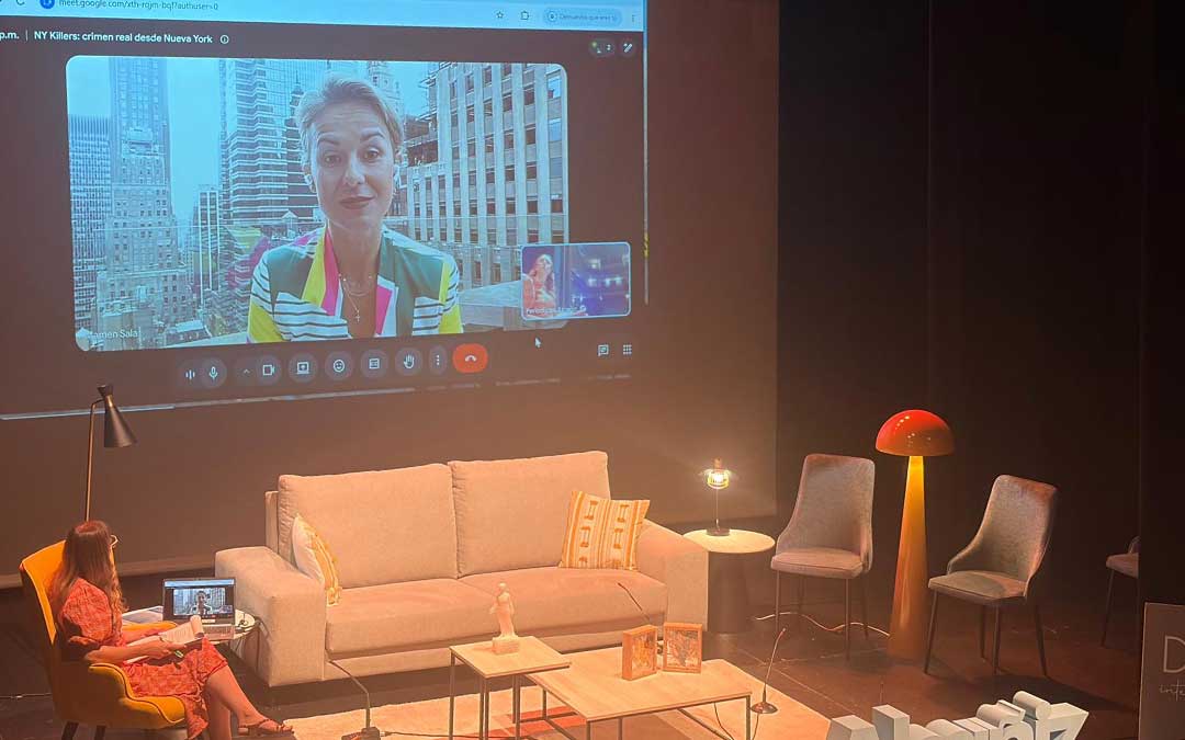 La periodista Mamen Salas durante la ponencia 'NY Killers: crimen real desde Nueva York'. / Jesús Burgos