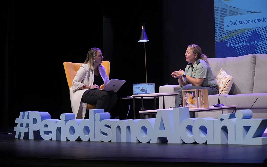 La periodista Rocío Ibarra y la guardia civil del equipo VIOGEN de Alcañiz, Susana Herrera en la primera ponencia de la tarde del viernes / Abdul Grau
