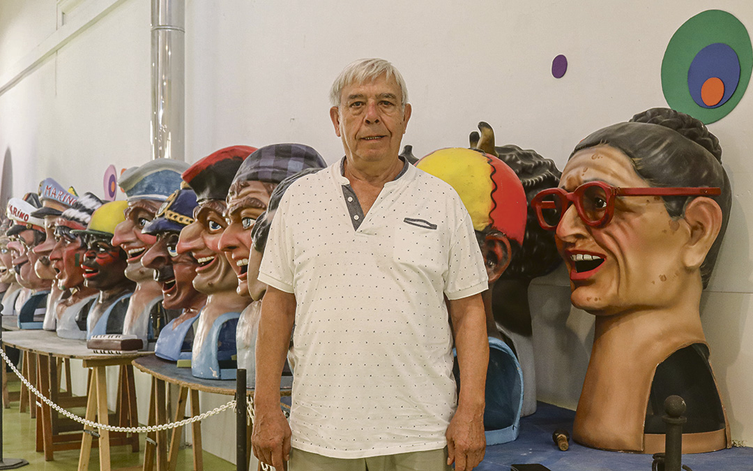 Emiliano Doñate en el Centro Joven, al fondo, los cabezudos, que ha visto cómo han ido aumentando. /A.Z